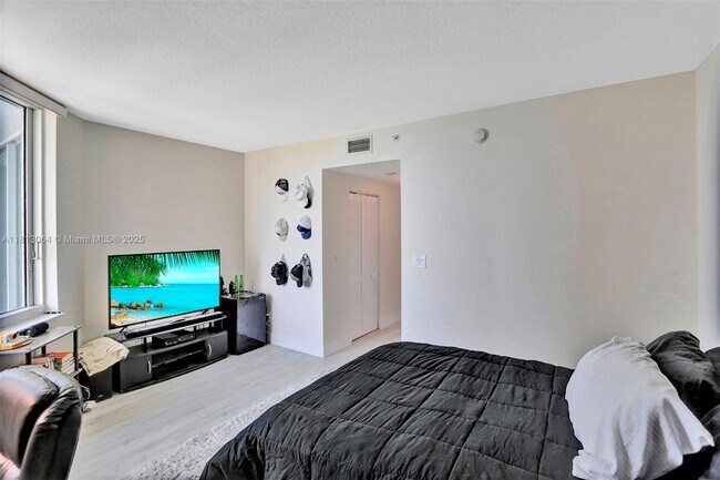 Foto del edificio - 325 S Biscayne Blvd