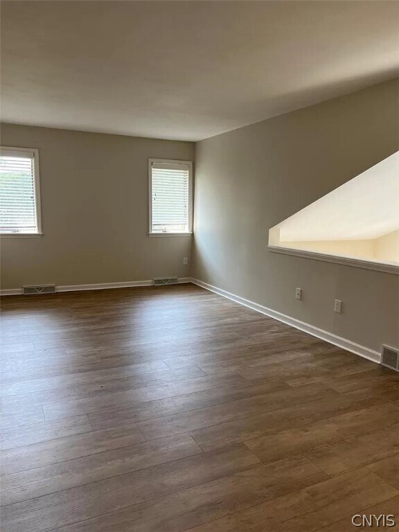 Building Photo - 476 Summerhaven Dr N
