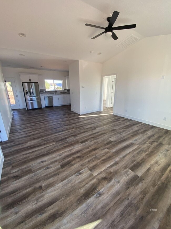 Building Photo - 742 W Vance Dr