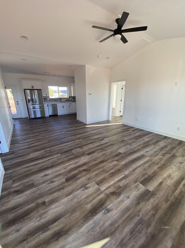 Foto del edificio - 742 W Vance Dr