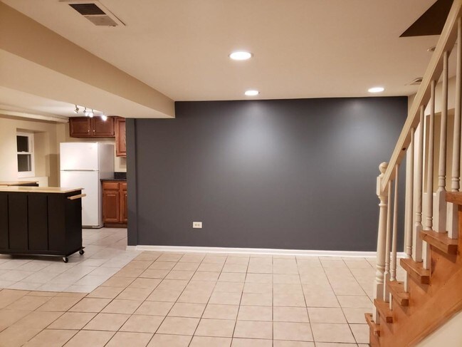 Building Photo - 1.5 bedroom in Chicago IL 60618