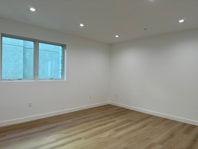 Building Photo - 9842 Vidor Dr