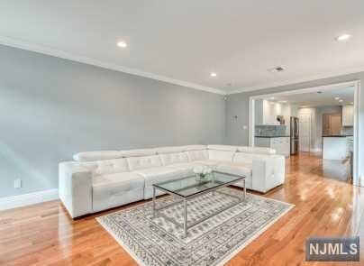 Building Photo - 7 Carriage Ct