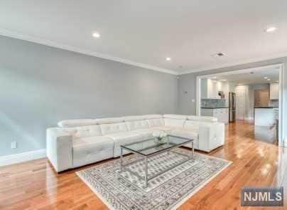 Building Photo - 7 Carriage Ct
