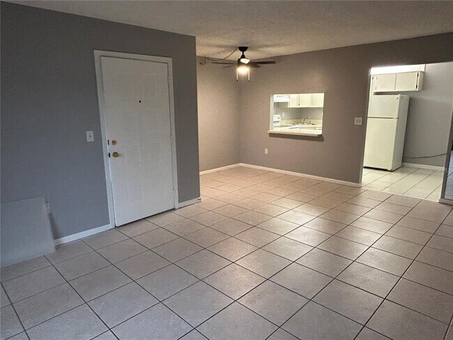 Foto del edificio - 2642 Pine Ridge Way S