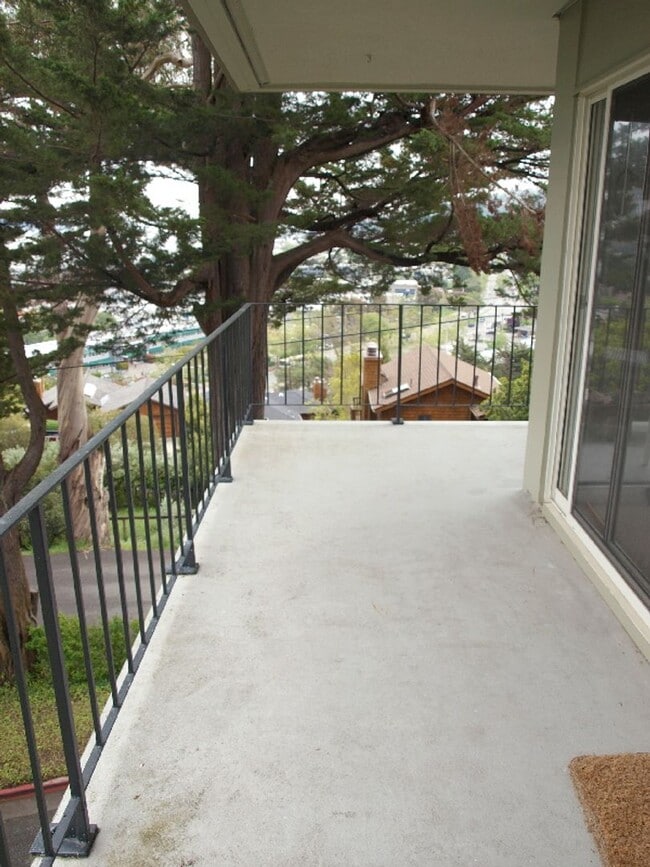 Foto del edificio - End Unit Sausalito Condo with Wrap-Around Deck