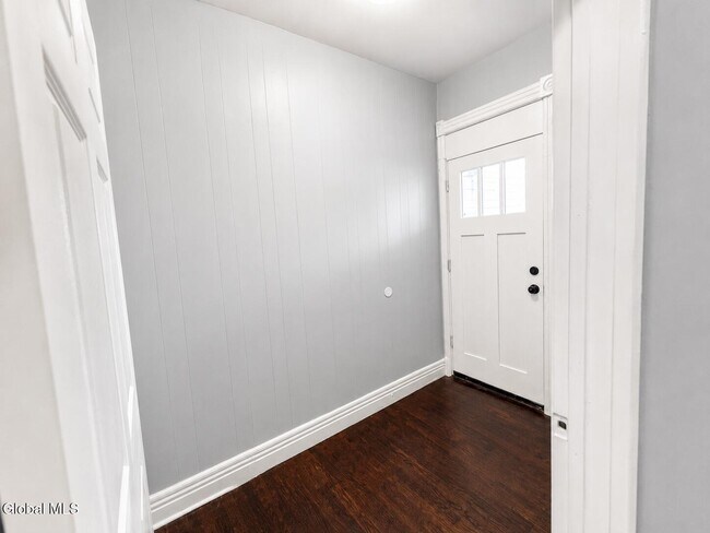 Foto del edificio - 359-361 Forest Ave