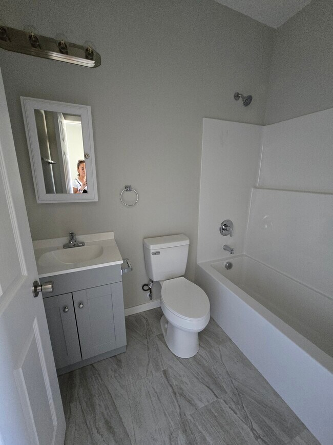Baño del pasillo - 2210 S 1st Ave
