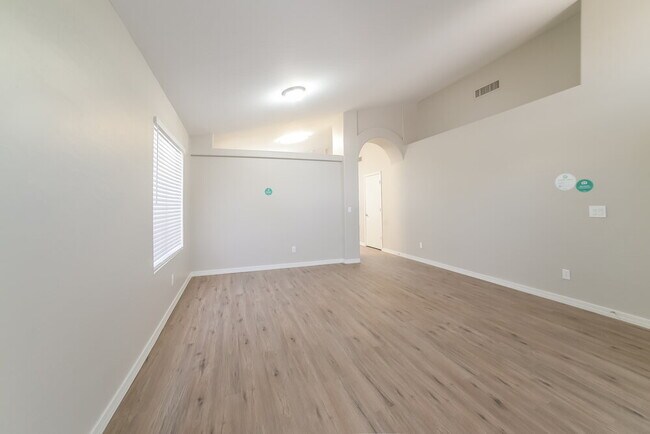 Foto del edificio - 8340 W Troy St