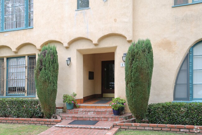 Building Photo - 136 S Oakhurst Dr