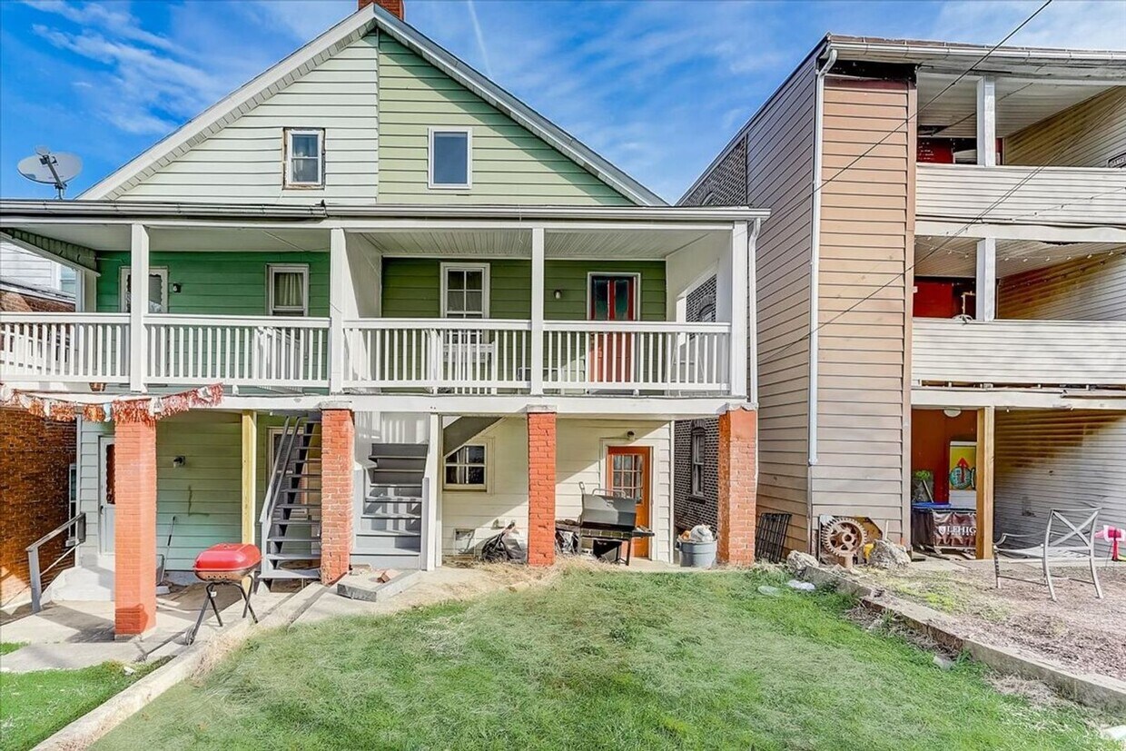 Building Photo - Off-Campus Student Housing Available June ...