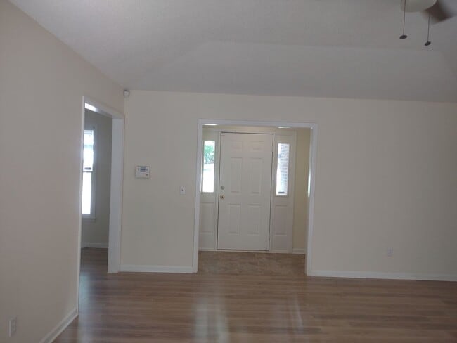Building Photo - 643 Folkstone Rd