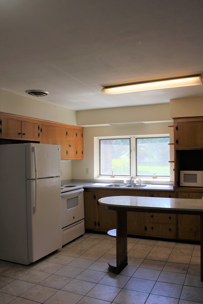 Kitchen - 1004 Golfview Ave