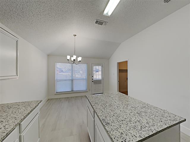 Foto del edificio - 2705 Hidden Springs Dr