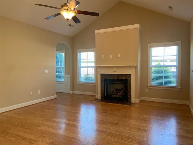 Building Photo - 3 Bedroom, 2 Bathroom One Level Townhome i...
