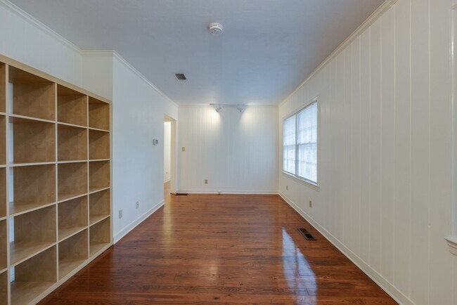 Foto del edificio - 3 Bedroom, 2 Bath Home Available 10/1/2025...