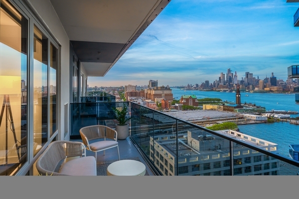 Disfrute de apartamentos con balcones que ofrecen impresionantes vistas. - Newport Rentals