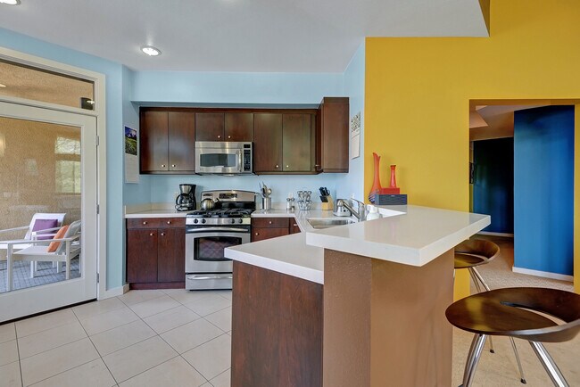Foto del edificio - $500 Move-In Special! Furnished Two - Bedr...