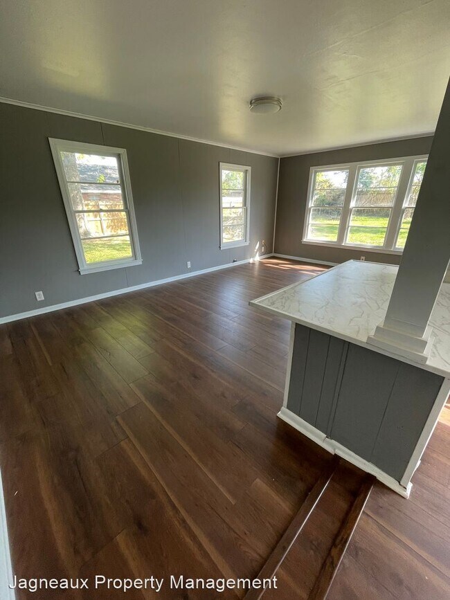 Building Photo - 3 br, 2 bath House - 611 W School St