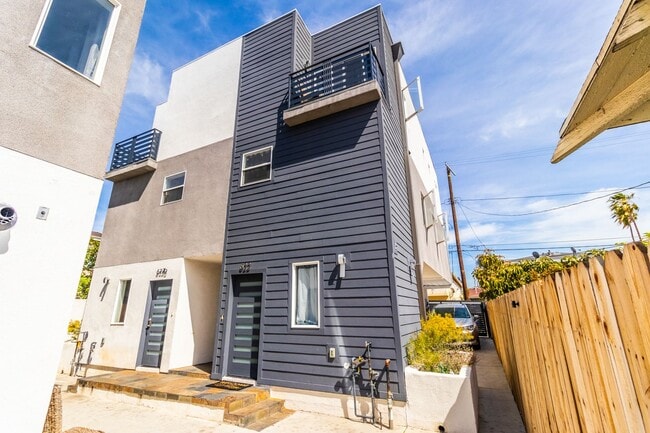 Building Photo - 620 N Serrano Ave