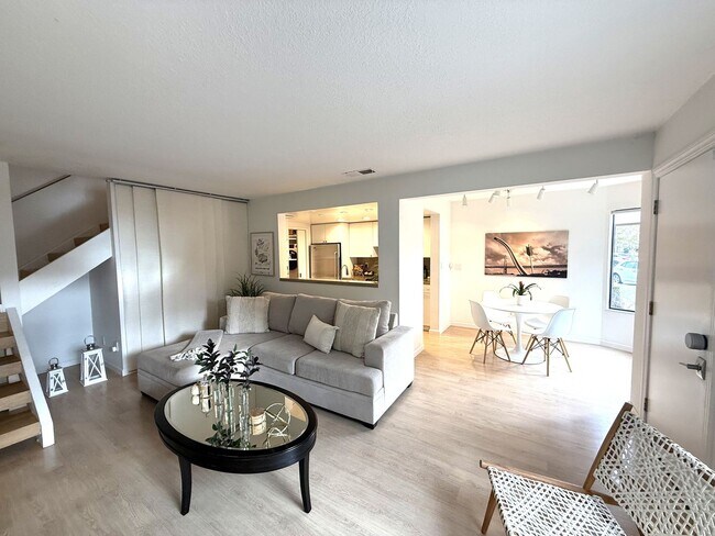 Foto del edificio - UPDATED TWO BEDROOM / ONE BATH, UNFURNISHED TWO-STORY CONDO IN CAPTAINS COVE