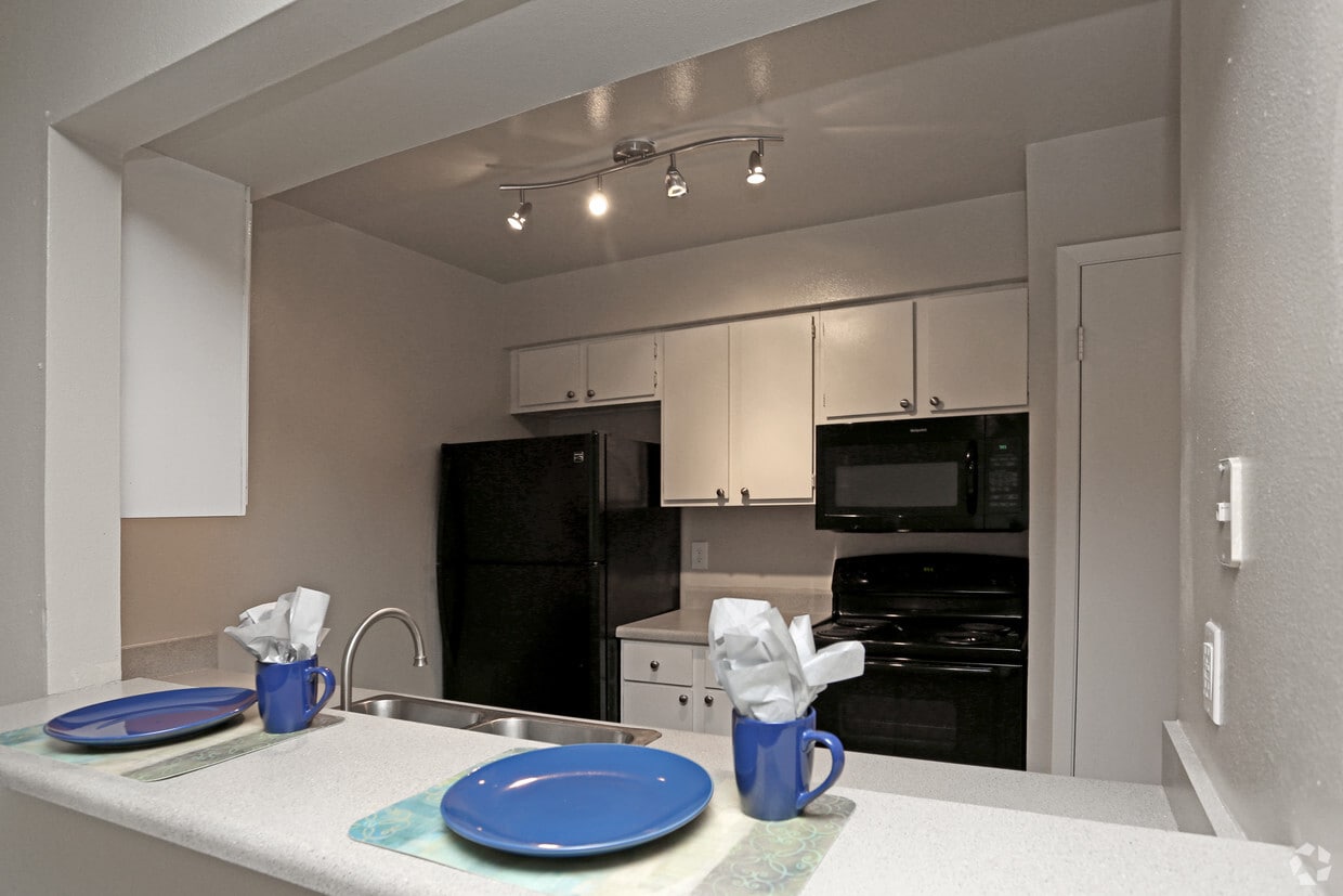 2BR, 1BA, 811SF - z - Historical - The Estates