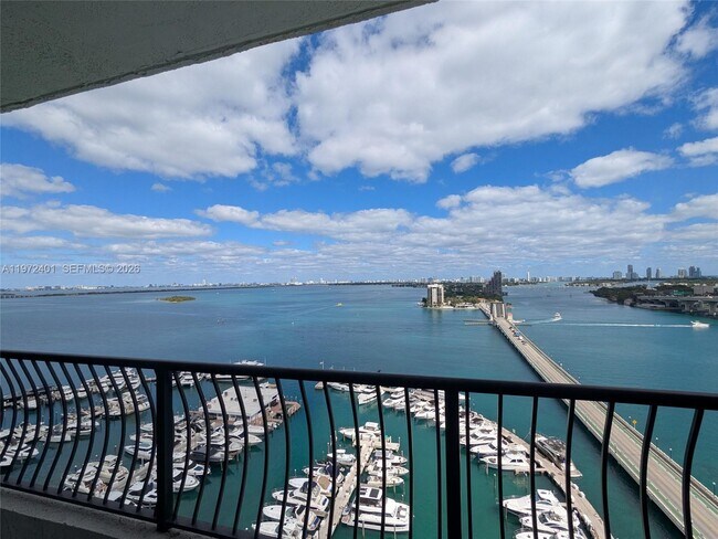 Foto del edificio - 555 NE 15th St