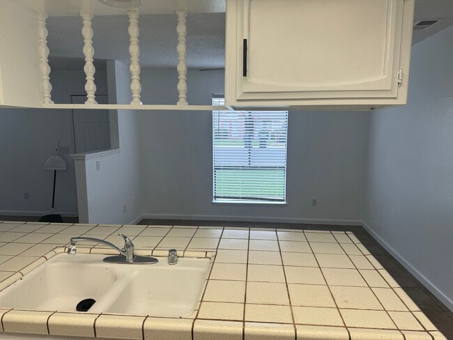 Building Photo - 1830 E Laura Ave