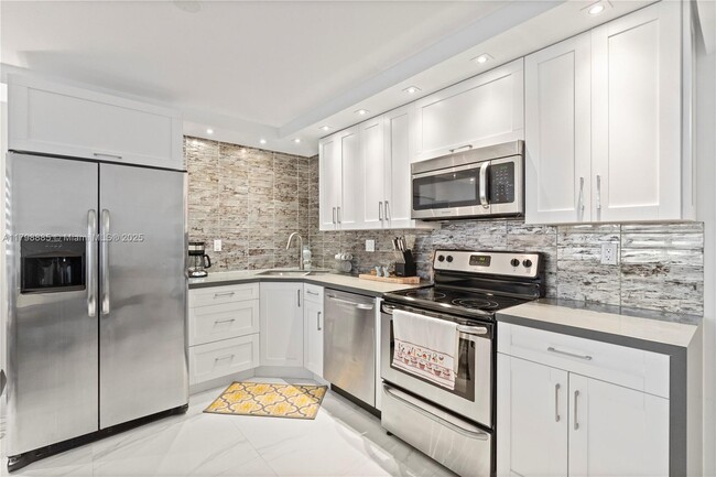Building Photo - 6039 Collins Ave