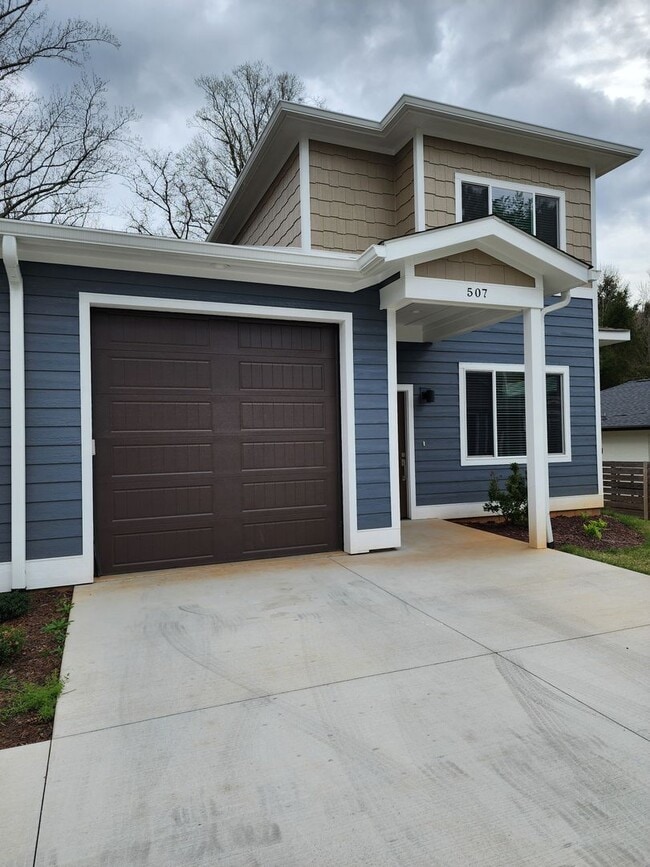 Building Photo - Black Mountain Rental!