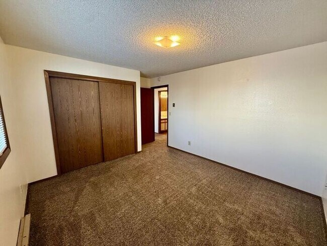 Building Photo - Move in specials - Pick One - 1st month free or $100 off monthly rent. Flexible lease terms are a...