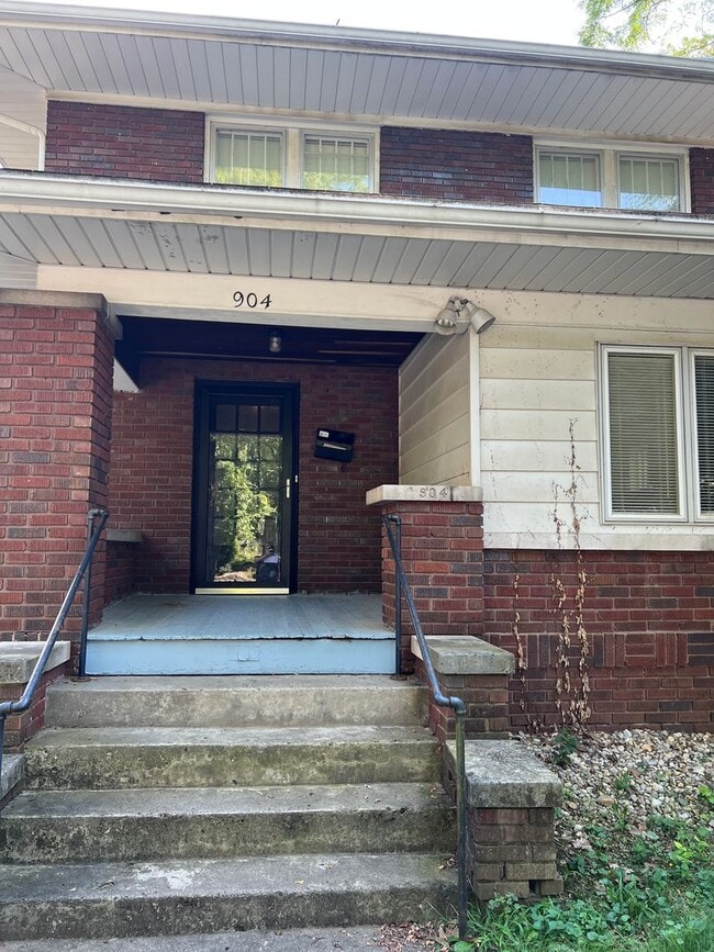 Building Photo - 904 E University St