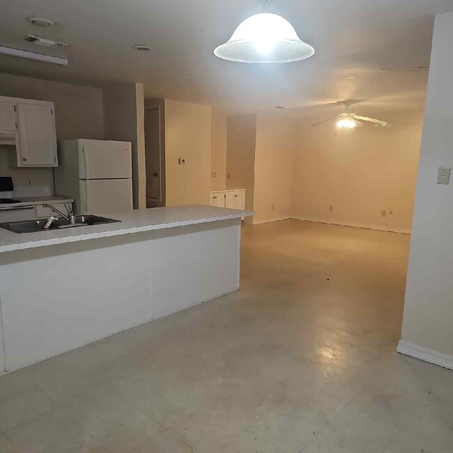 Building Photo - 3208 Sutton Dr