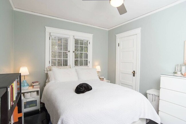 Building Photo - Adorable 1 bed / 1 bath Stand-Alone Bungalow in the Heart of Echo Park with Laundry & Parking