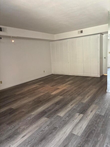 Building Photo - 5175 E Waverly Dr