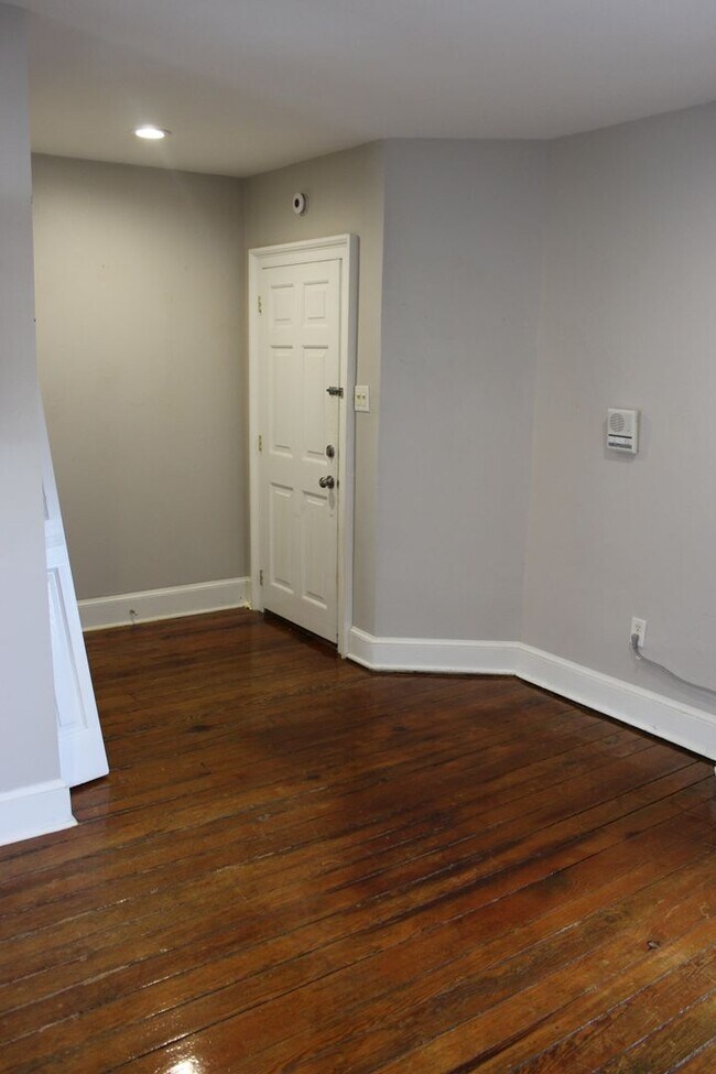 Foto del edificio - 319-321 S. Washington Street