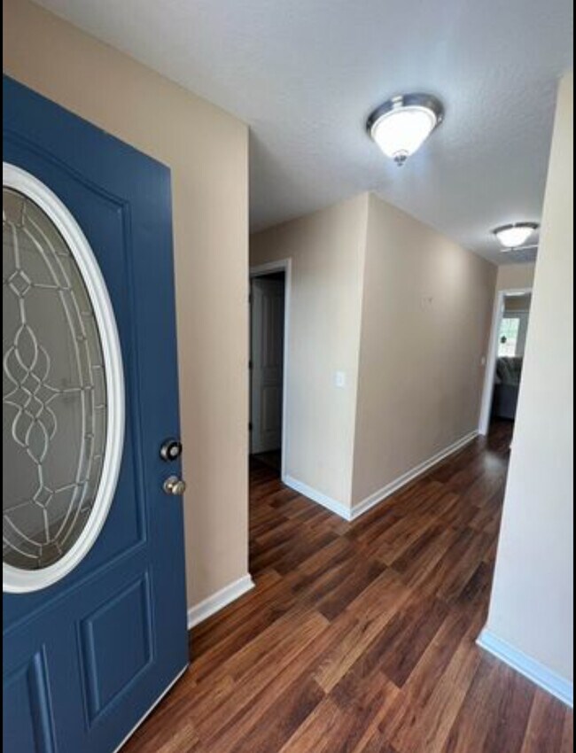 Building Photo - 105 Kingsley Dr S