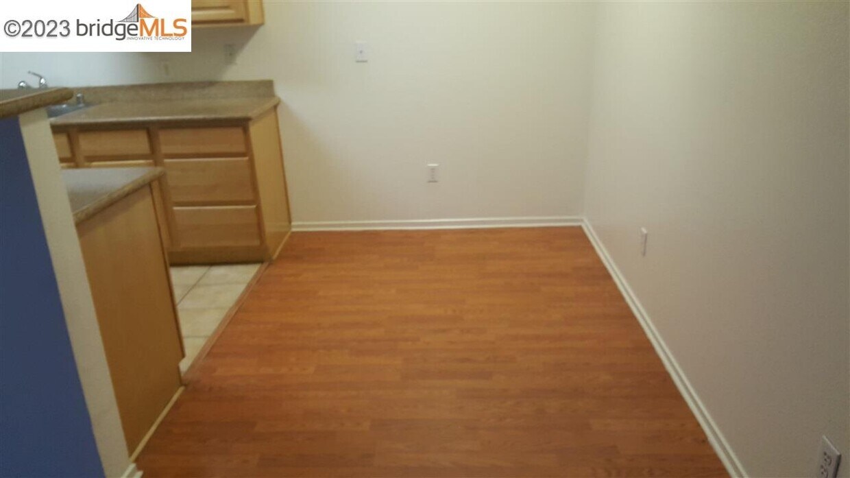 Building Photo - 1161 Lakeview Cir