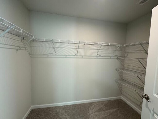 Building Photo - 3 Bedroom Townhouse - In South Park Availa...