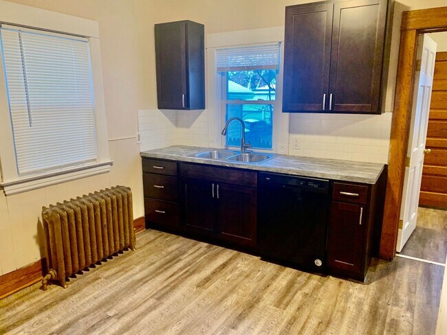 Foto del edificio - 4 Bedroom, 1.5 Bath Home – North East Grand Rapids