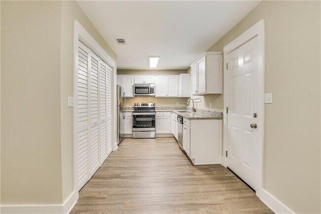 Foto del edificio - 905 Fairburn Rd NW