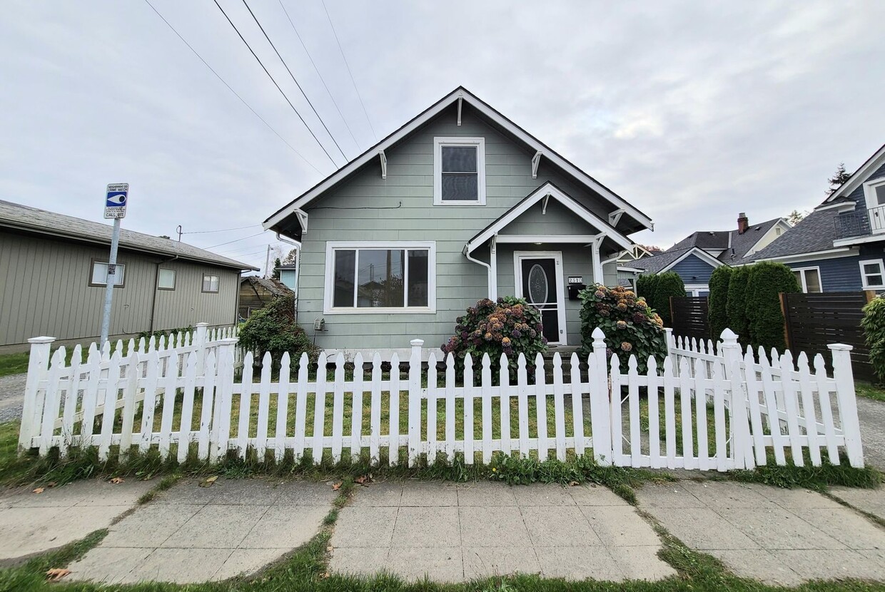 Primary Photo - Charming 3 Bed/1.5 Bathroom in North Evere...