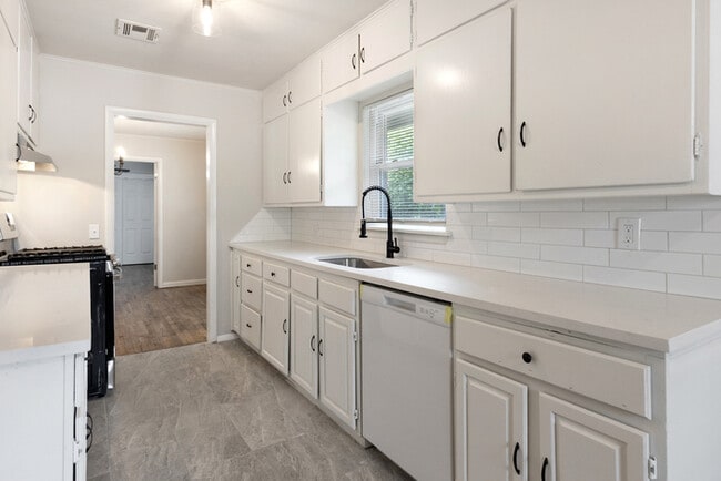 Photo - 730 N College St House