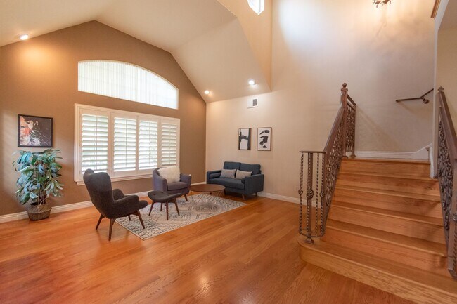 Foto del edificio - Spacious and remodeled 2 story home. Beaut...