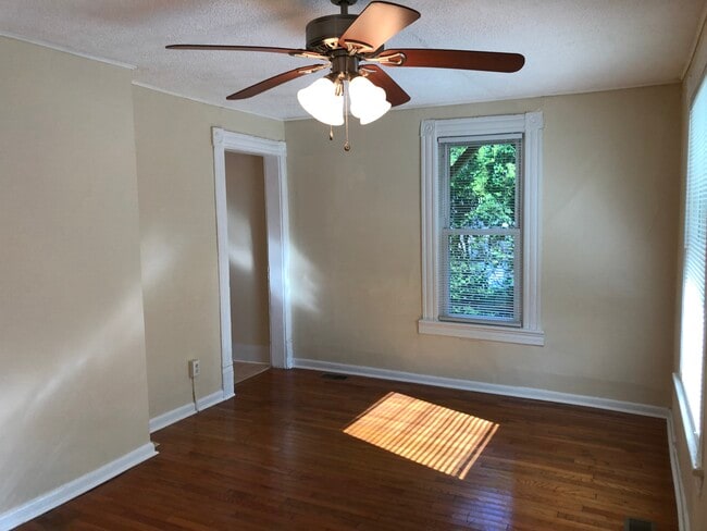 Entrance into living room - 308 Rose St