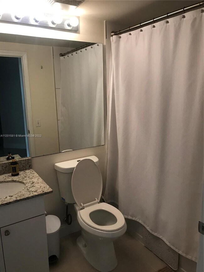Foto del edificio - 17150 N Bay Rd