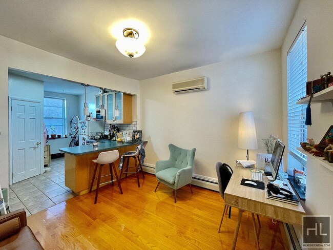 Building Photo - Gorgeous pet-friendly 1.5 bedroom apartment