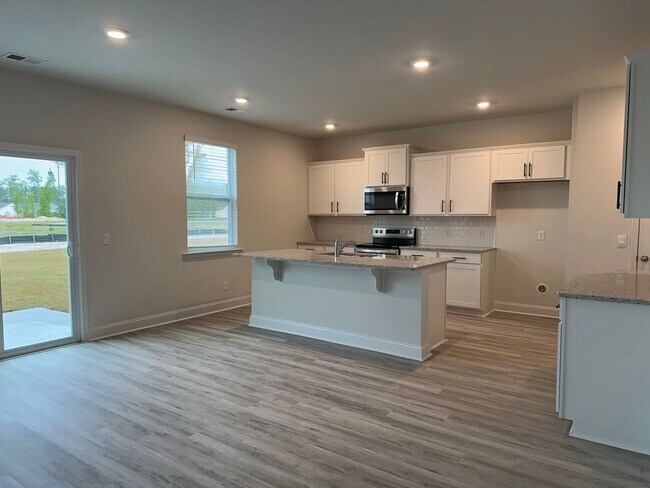 Foto del edificio - Beautiful new construction home in Richmond Hill, GA!