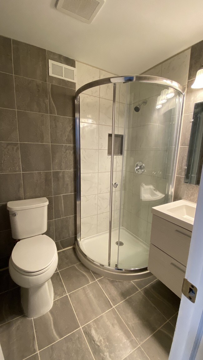 Baño 1 - 11 E Tompkins St