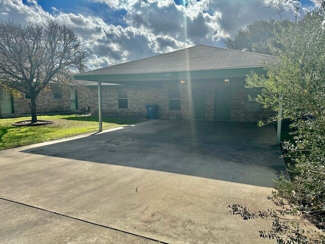 Foto del edificio - Cozy 2/1 Duplex in Pleasanton w/ Dedicated Parking ~ Move-In Ready!